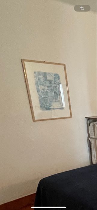 15 quadros azuis e brancos, com moldura