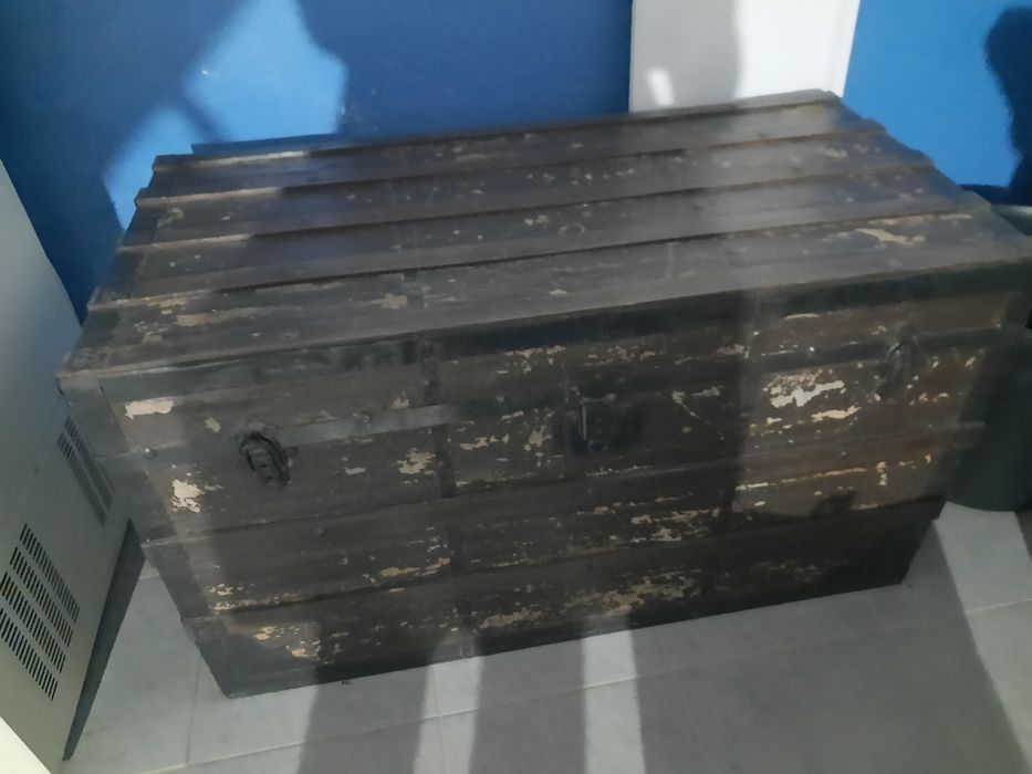 Arca antiga de madeira.