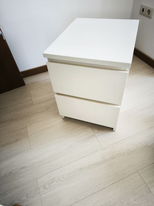 Mesinha de cabeceira Malm