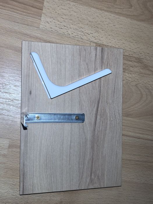 Półki z podpórką 30 sztuk.