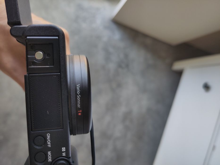 Sony ZV-1 + Grip Sony VCT-SGR1 — como nova