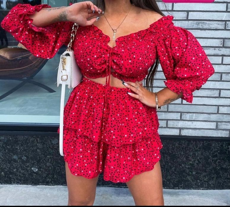 Красный костюм новый S