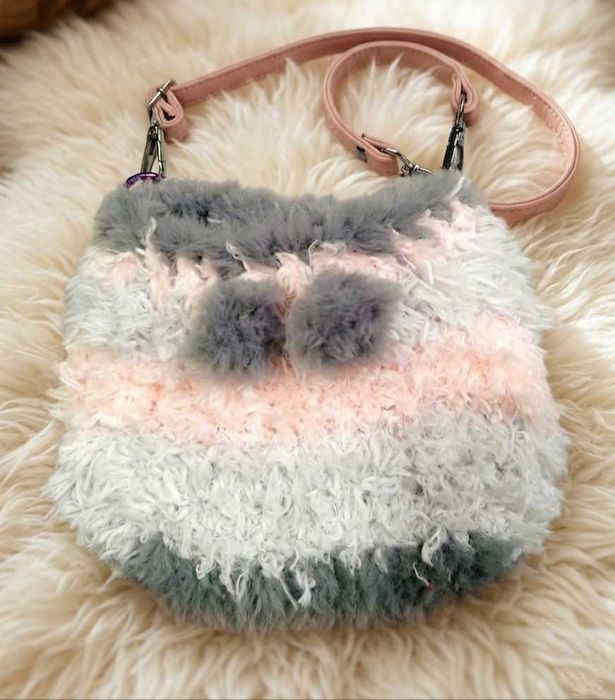 Mała puszysta torebka crochet, ręcznie robiona