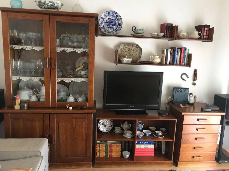 Móvel de sala em pinho maciço