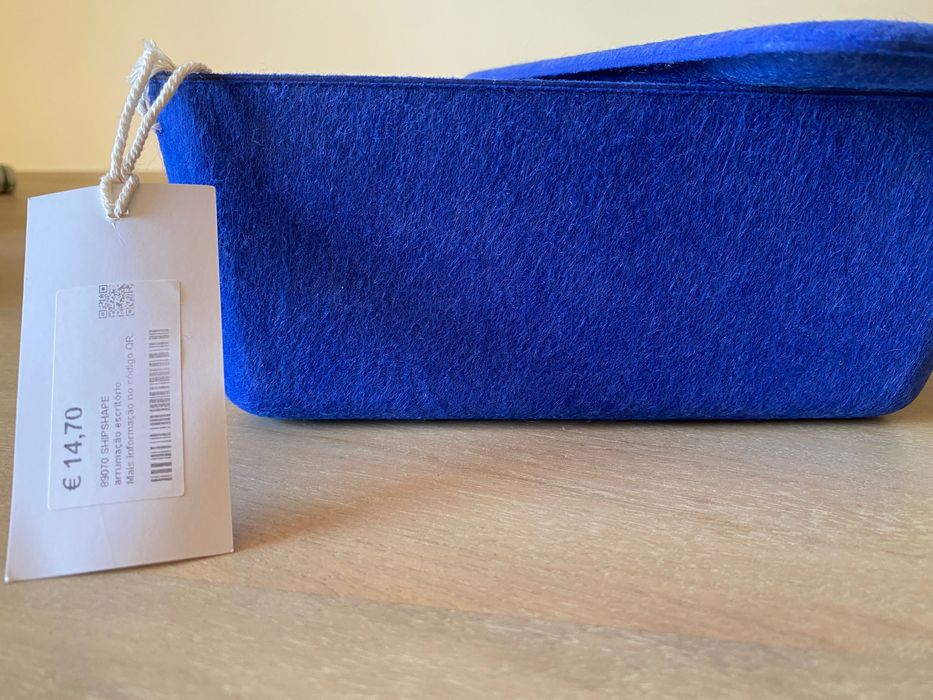 Caixa de feltro azul elétrico