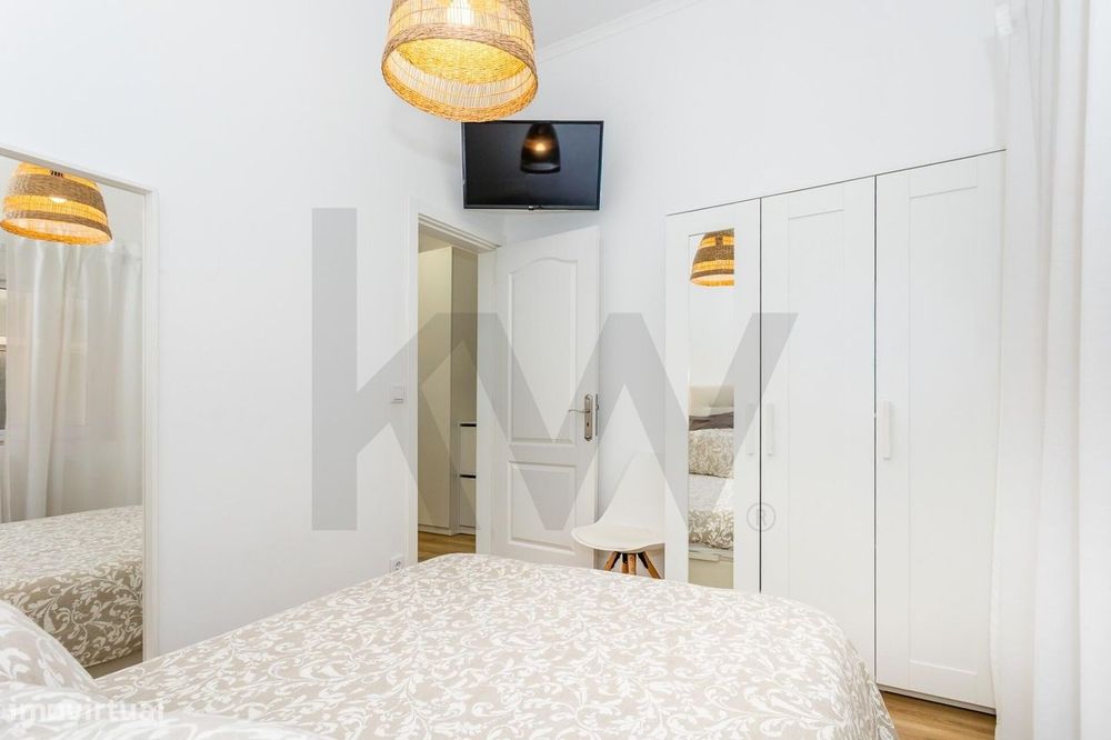 Apartamento T2 remodelado e mobilado no Bairro Alto — conforto e local