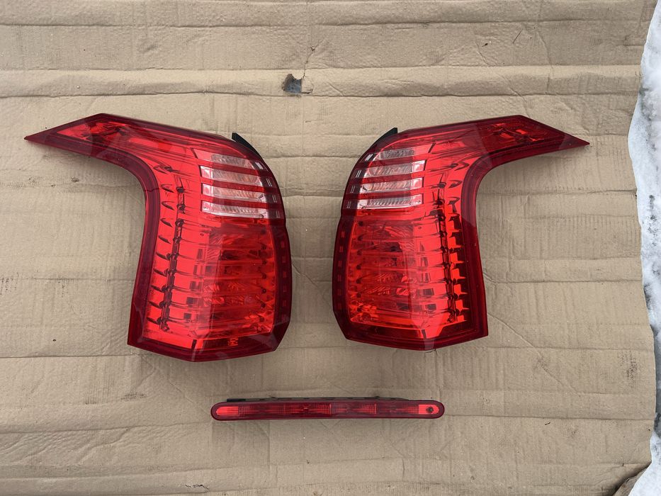 Задні ліхтарі стопи фари  Пежо 5008