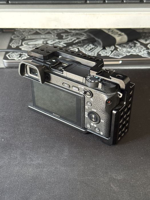 Sony a6300 + Cage Smallrig + 2 baterias extra