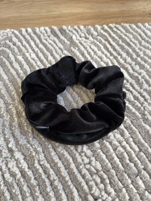 Czarna gumka do włosów ze schowkiem kieszonką na zamek na klucze