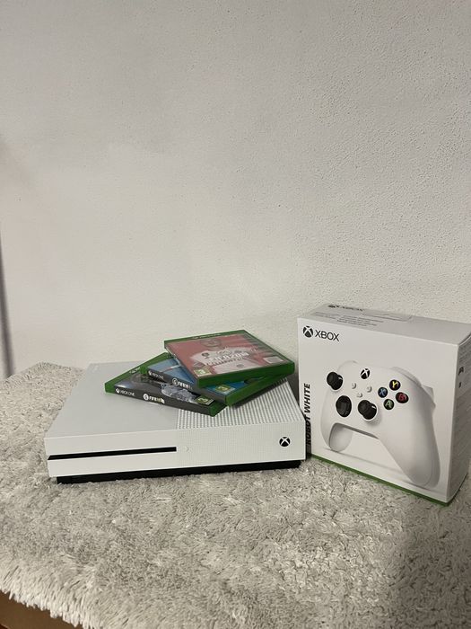 Xbox One S com comando e jogos