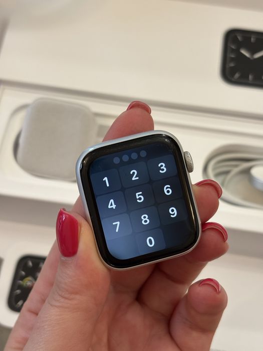 Apple Watch - series 5 - 44 mm - Silver Aluminium - GPS