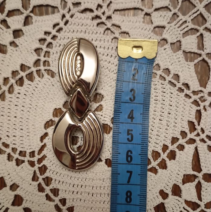 Клипсы из серебристого металла