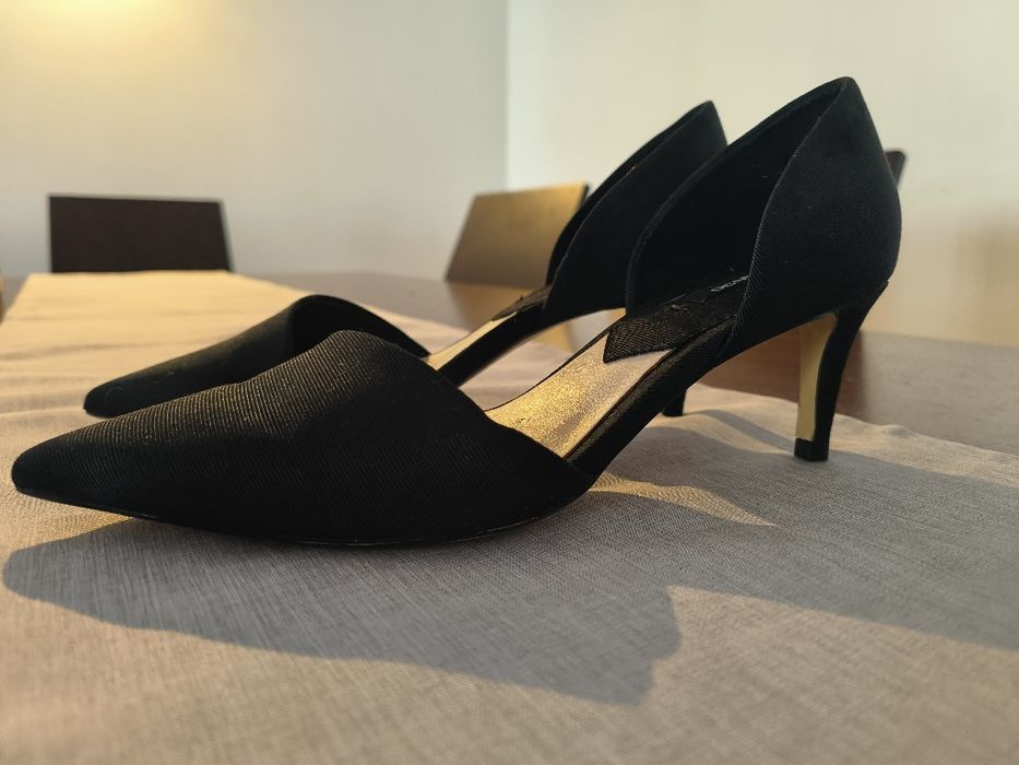 Sapatos de Salto Preto – Elegantes e Confortáveis