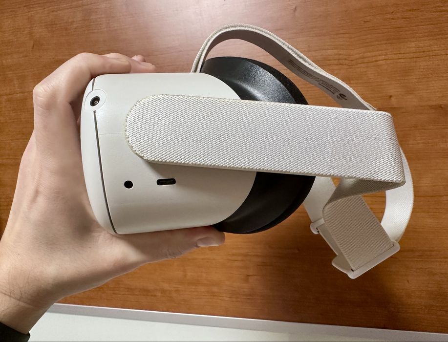 Oculus Quest 2 256Gb у комплекті тільки самі окуляри + ремень, коробка