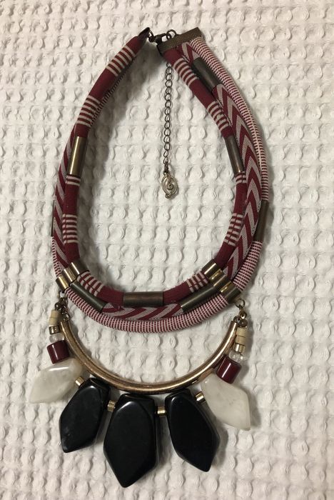 Colares bonitos, vários feitios e cores