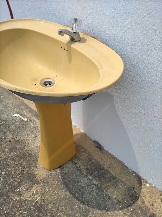 Lavatório com pedestal, torneira e acessórios de esgoto