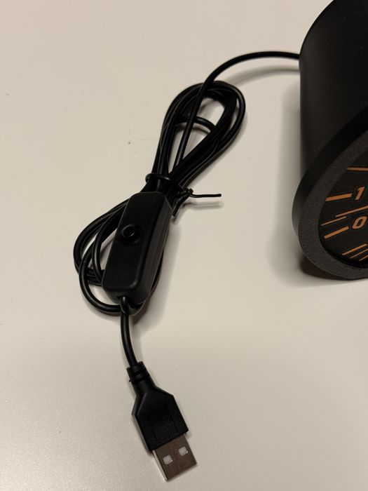 Lampka LED Inspirowana zegarami kultowej BMW E36 - idealna na prezent!