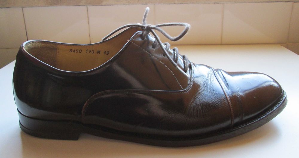 Sapatos em pele pretos, castanhos e azuis polidos