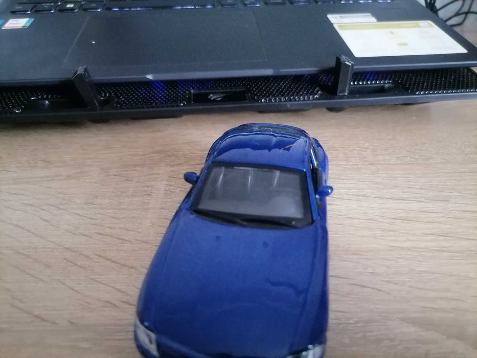 Машинка  бмв бураго 1.32