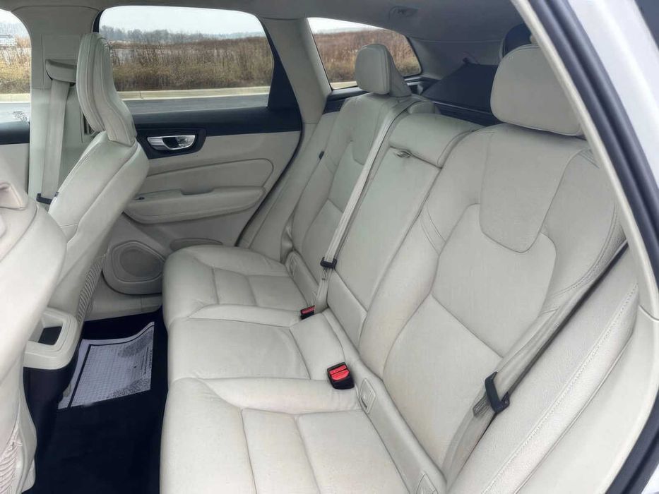 Volvo XC60 B5 Momentum      2022