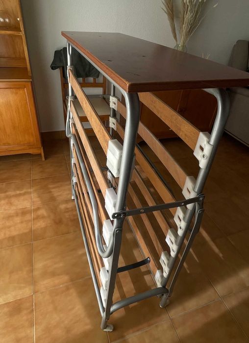 cama dobrável com ripas de madeira
