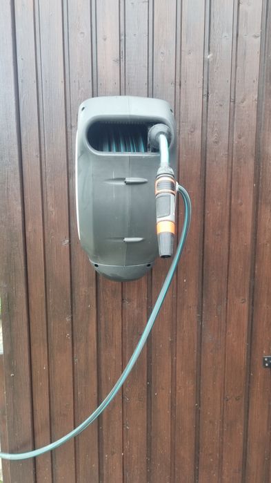 Wąż ogrodowy Gardena zwijany do bębna - naścienny 20 m
