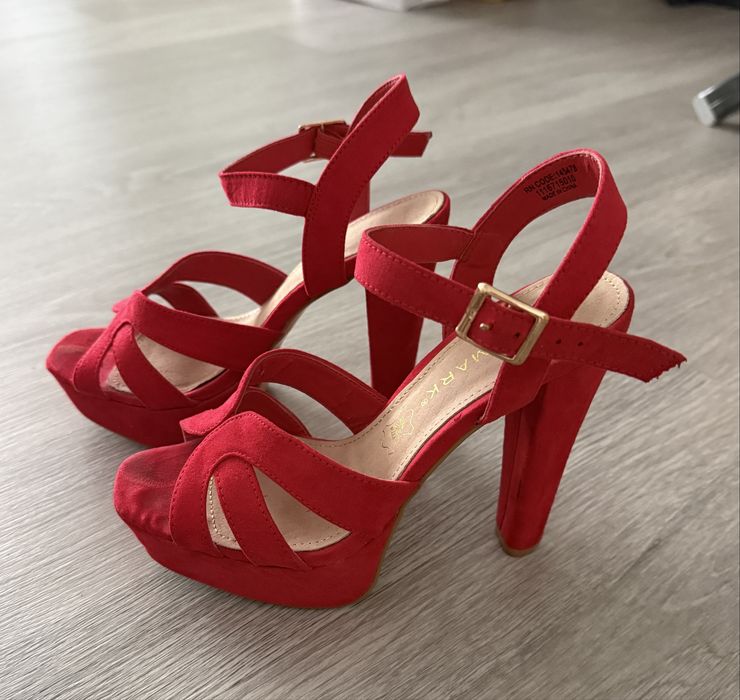 Sandalias vermelhas salto alto