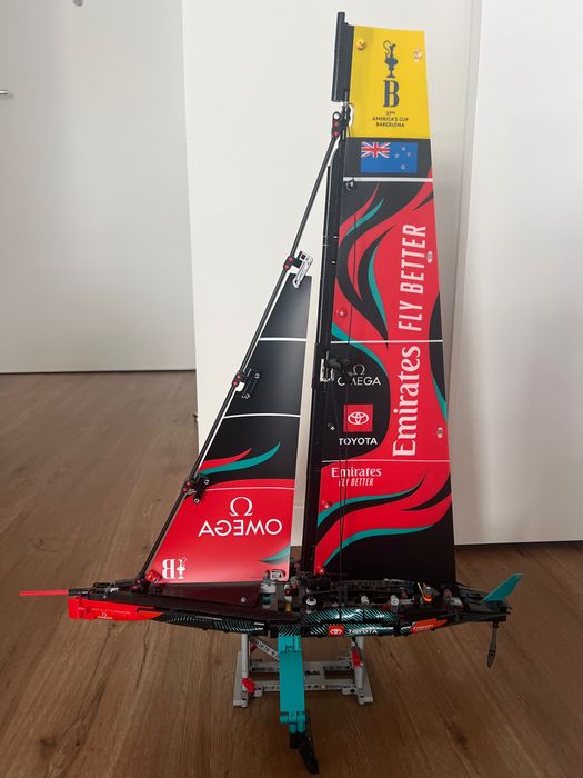 LEGO Technic: Veleiro Emirates Team New Zealand AC75 - 42174