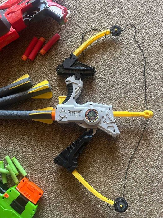 Набір Nerf: 2 бластери та лук зі стрілами
