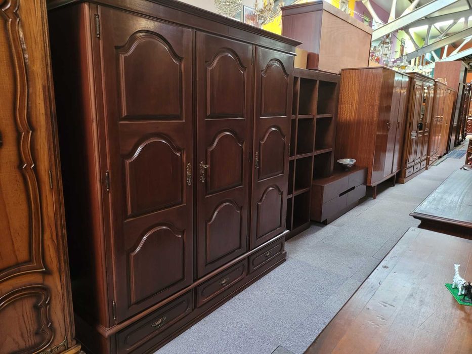 Three-Door Wardrobe – Good Overall Condition with Key and Mirror64584263052803124