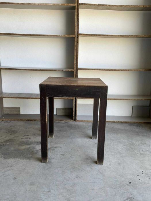 Mesa rústica pequena