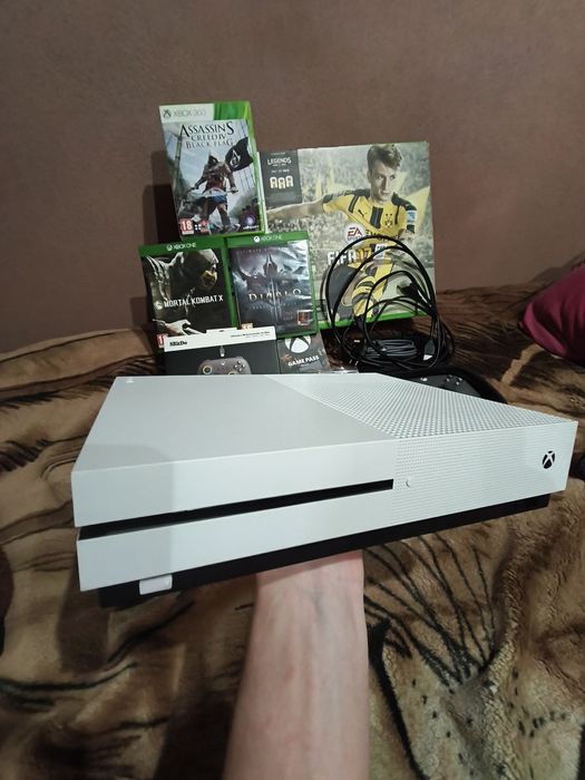 Xbox One S 1TB + Игровой комплект (7 дисков + геймпад 8BitDo + кейс)