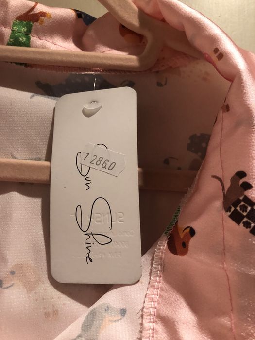 Camisa rosa com cães