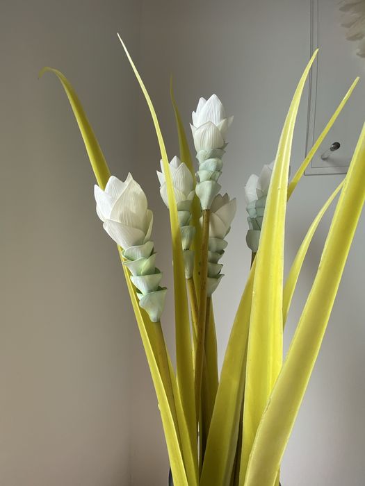 Jarra de vidro com arranjo flores brancas