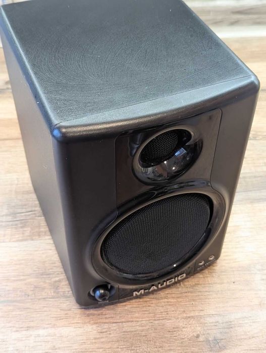 Часть от системы активных мониторов M-AUDIO STUDIOPHIL AV40 активная