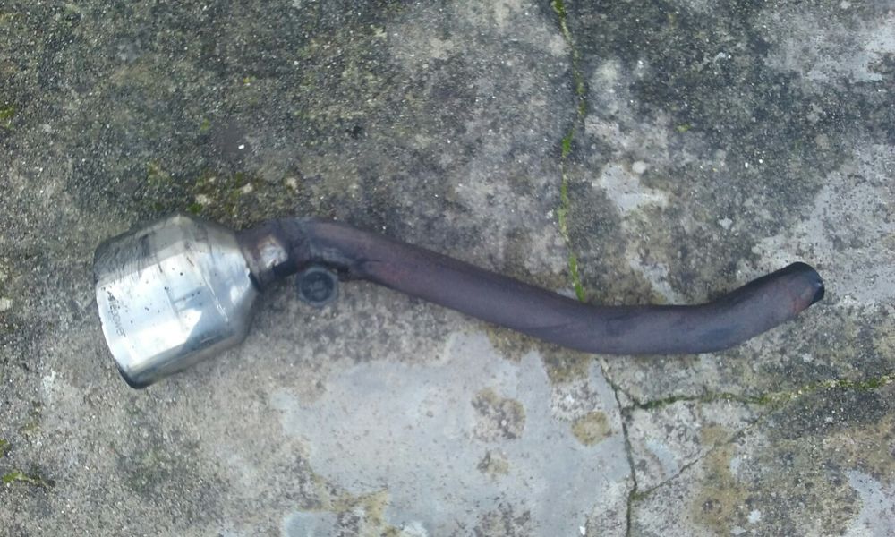 Ponteira de escape da marca iepower com tubo de ligação direita.