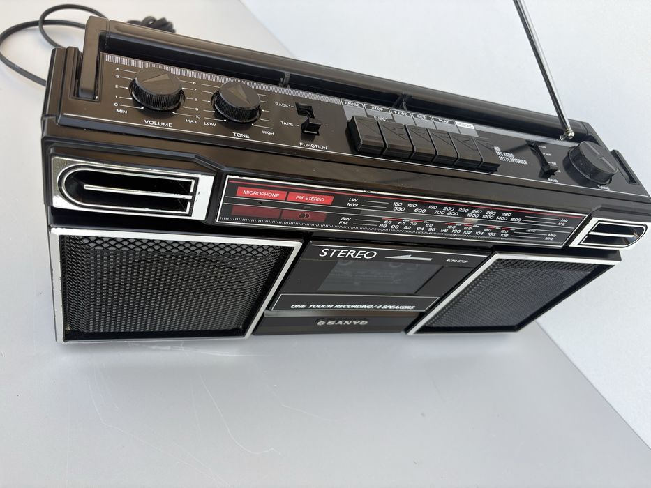 4-діапазонний стереомагнітофон Sanyo M 9703L