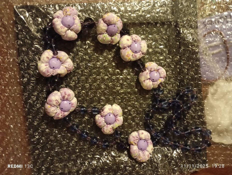 Colar lilás com contas e flores