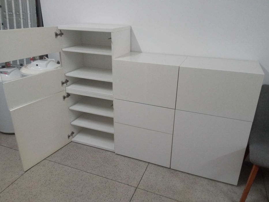 Móvel branco em alto brilho