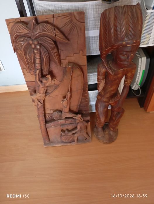 Esculturas em madeira