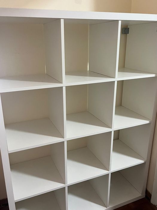 Estante branca com 12 nichos — 3 × 4