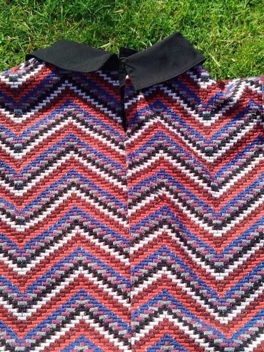 Sukienka z kołnierzykiem w kolorowe paski V by Very L 40