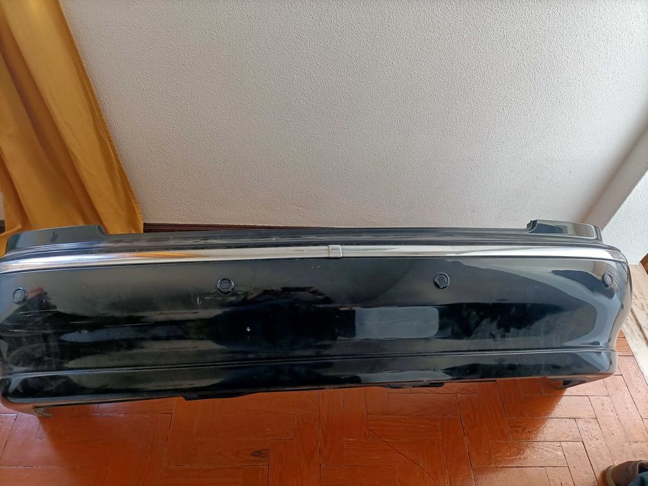 Para choques traseiro Rover 45 com sensores de estacionamento.