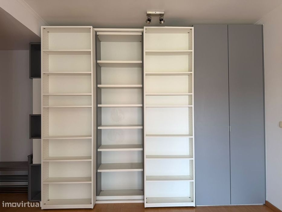 Apartamento T2 com Varanda e Garagem em Telheiras