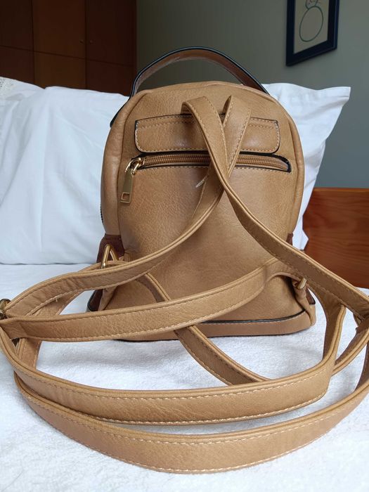 Mochila castanha com fecho