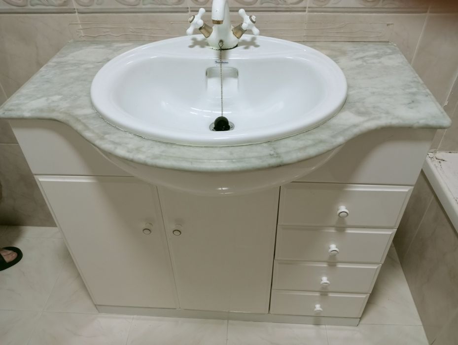 Móvel de casa de banho com espelho