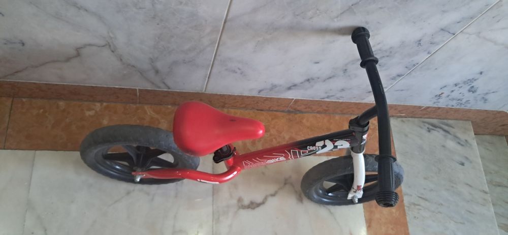 Bicicleta sem pedais vermelha, preta e branca em ótimo estado.