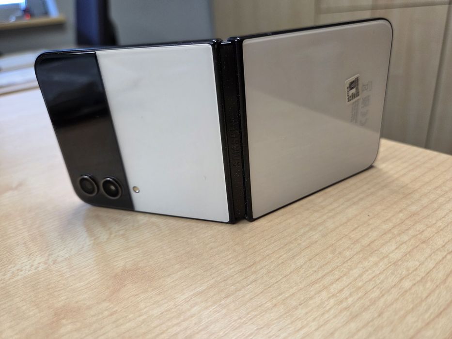 Galaxy Z Fiip4 Bespoke Edition
SM-F721B1SHEUE Czarny/bialy/bialy
Gala