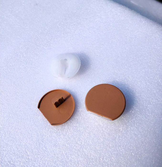 Fixador circular de móveis com tampa