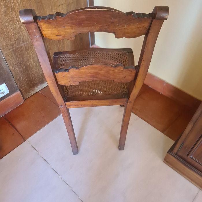 Cadeira com fundo de palhinha